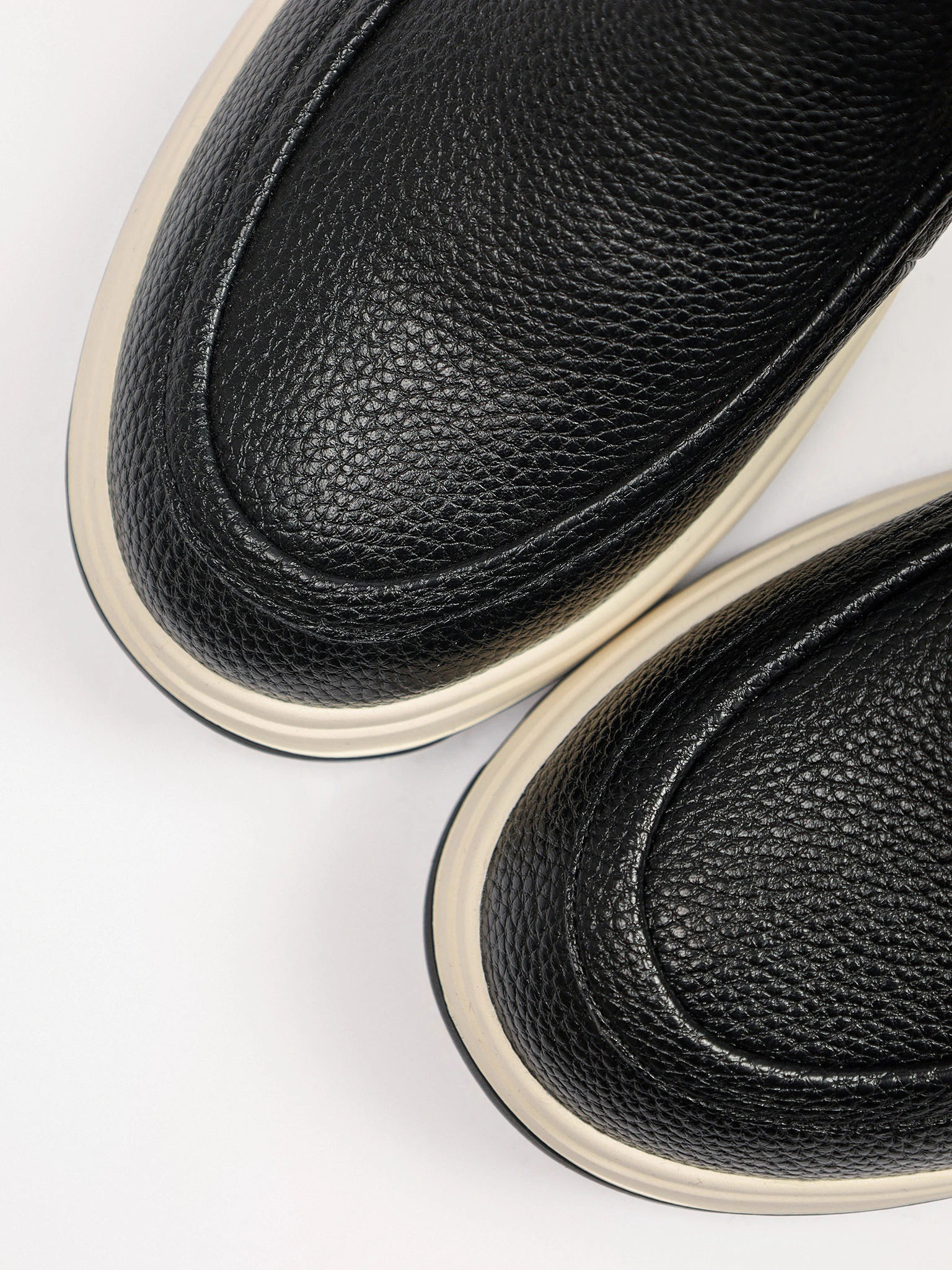 Ботинки черного цвета на контрастной низкой подошве